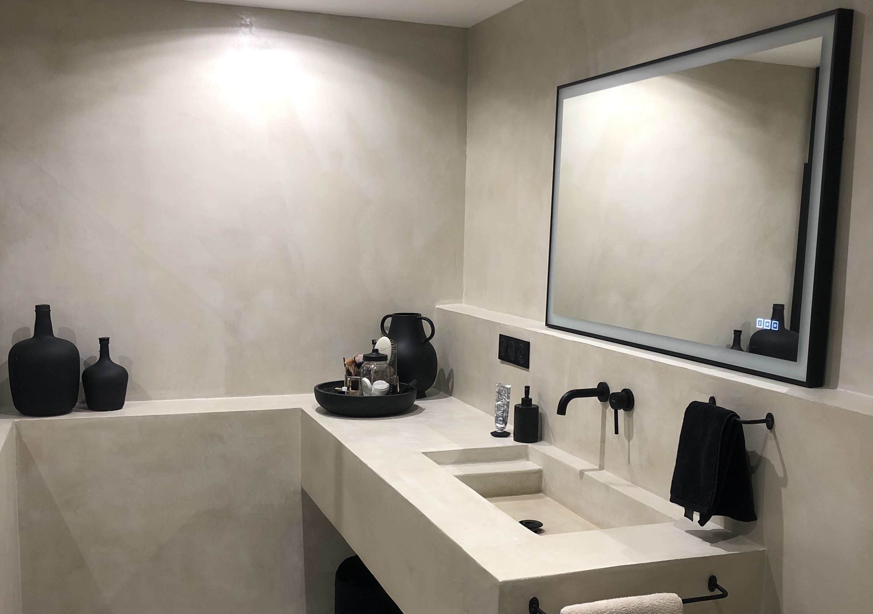 Wastafel van MICROCEMENT VOOR BADKAMERS in de kleur chinchilla grijsbeige